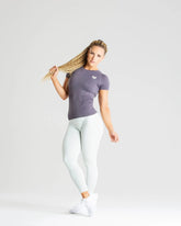 امرأة ترتدي تي شيرت BEST Power Seamless للنساء | الفحم واللباس الداخلي.